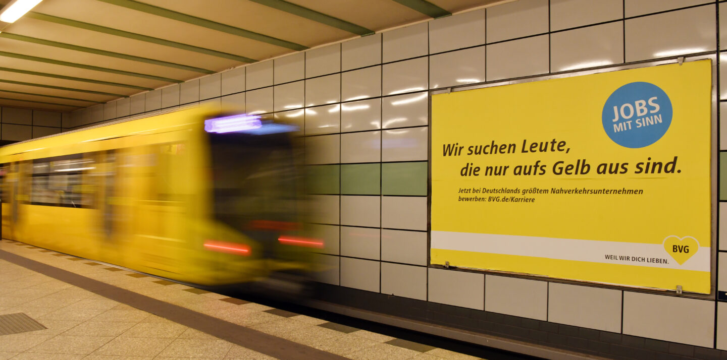 Bei der BVG werden alle Beschäftigten nach dem TV-N Berlin bezahlt. Daran erinnert im übertragenen Sinn ein Werbeplakat mit der Aufschrift 