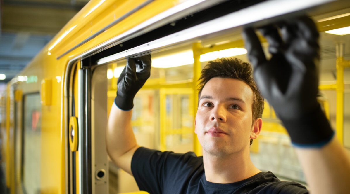 Mechatroniker Florian übt seinen Handwerker-Job bei der BVG in Berlin aus. Er repariert ein Schiebefenster.