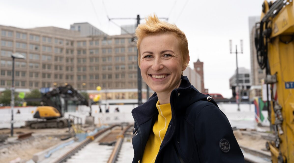 Martina, Fachkraft im Ingenieurwesen bei der BVG, auf einer Baustelle am Alexanderplatz