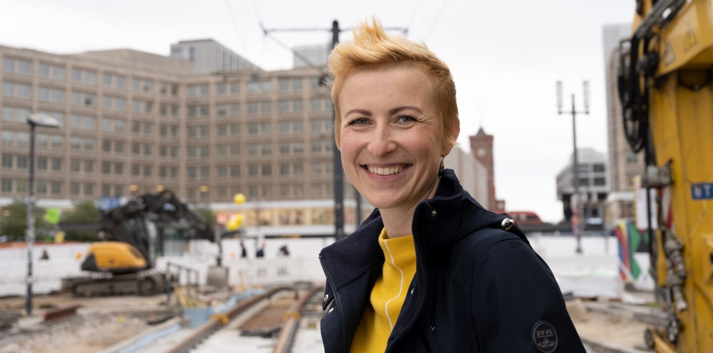 Martina, Fachkraft im Ingenieurwesen bei der BVG, auf einer Baustelle am Alexanderplatz