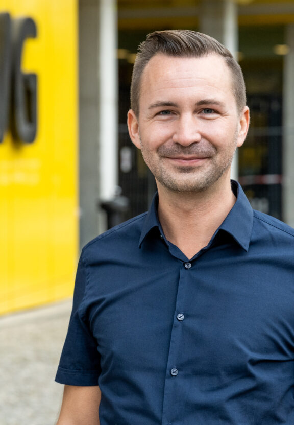 Michael, IT-Fachkraft steht vor dem IT-Gebäude der BVG in der Usedomer-Straße