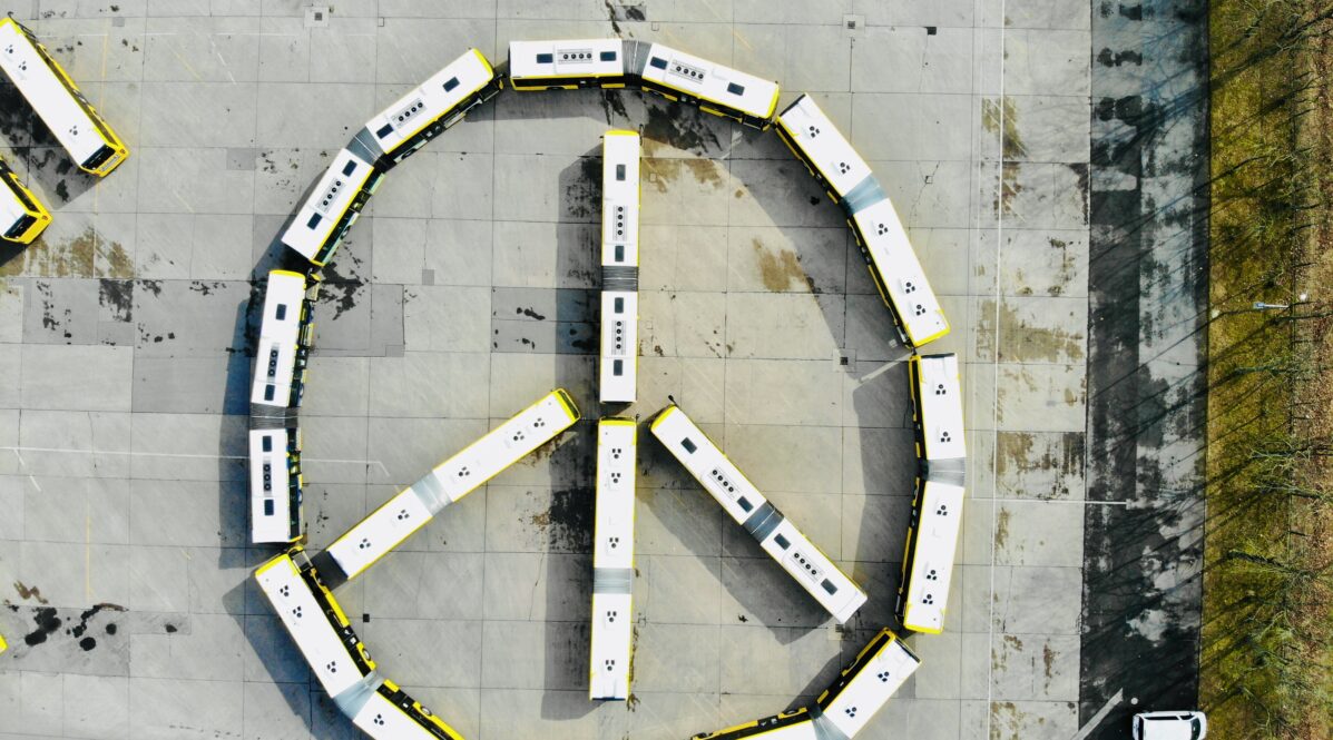 Vogel-Aufnahme von BVG-Bussen, die ein Peace-Zeichen bilden