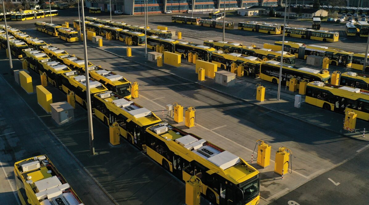 Foto vom BVG-Betriebshof mit Ladesäulen und Elektro-Bussen aus der Vogelperspektive