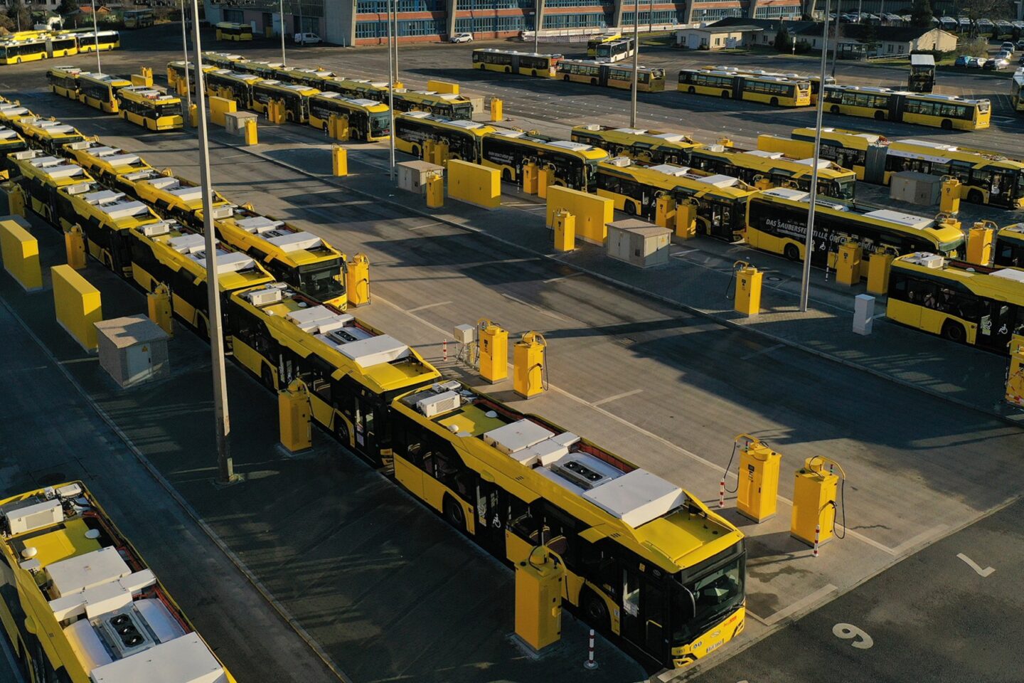 Foto vom BVG-Betriebshof mit Ladesäulen und Elektro-Bussen aus der Vogelperspektive