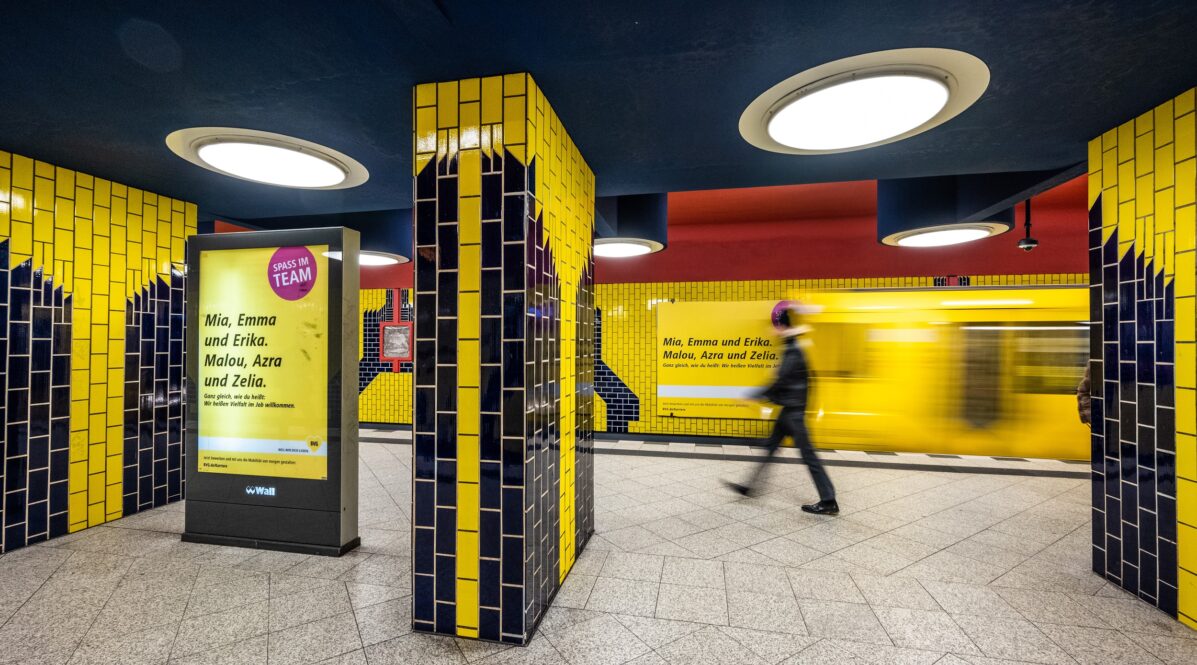 BVG-Werbemotiv der neuen Arbeitgeberkampagne auf einer U-Bahnstation
