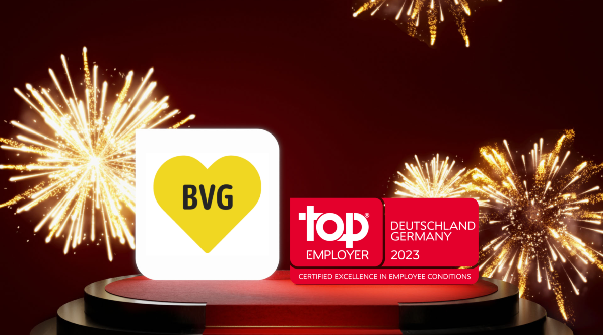 BVG Logo und Top Employer Logo auf einem Podest, im Hintergrund Feuerwerk
