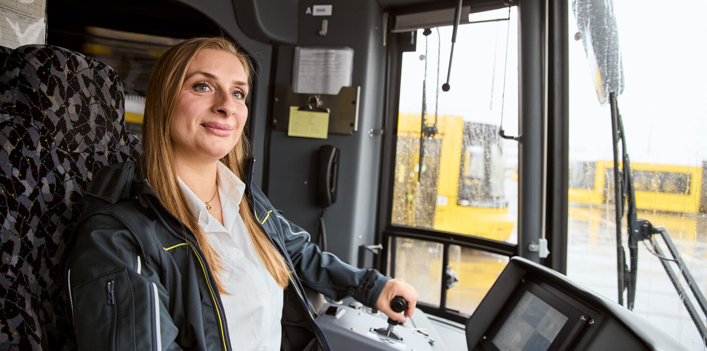 Tramfahrerin sitzt im Fahrerstand