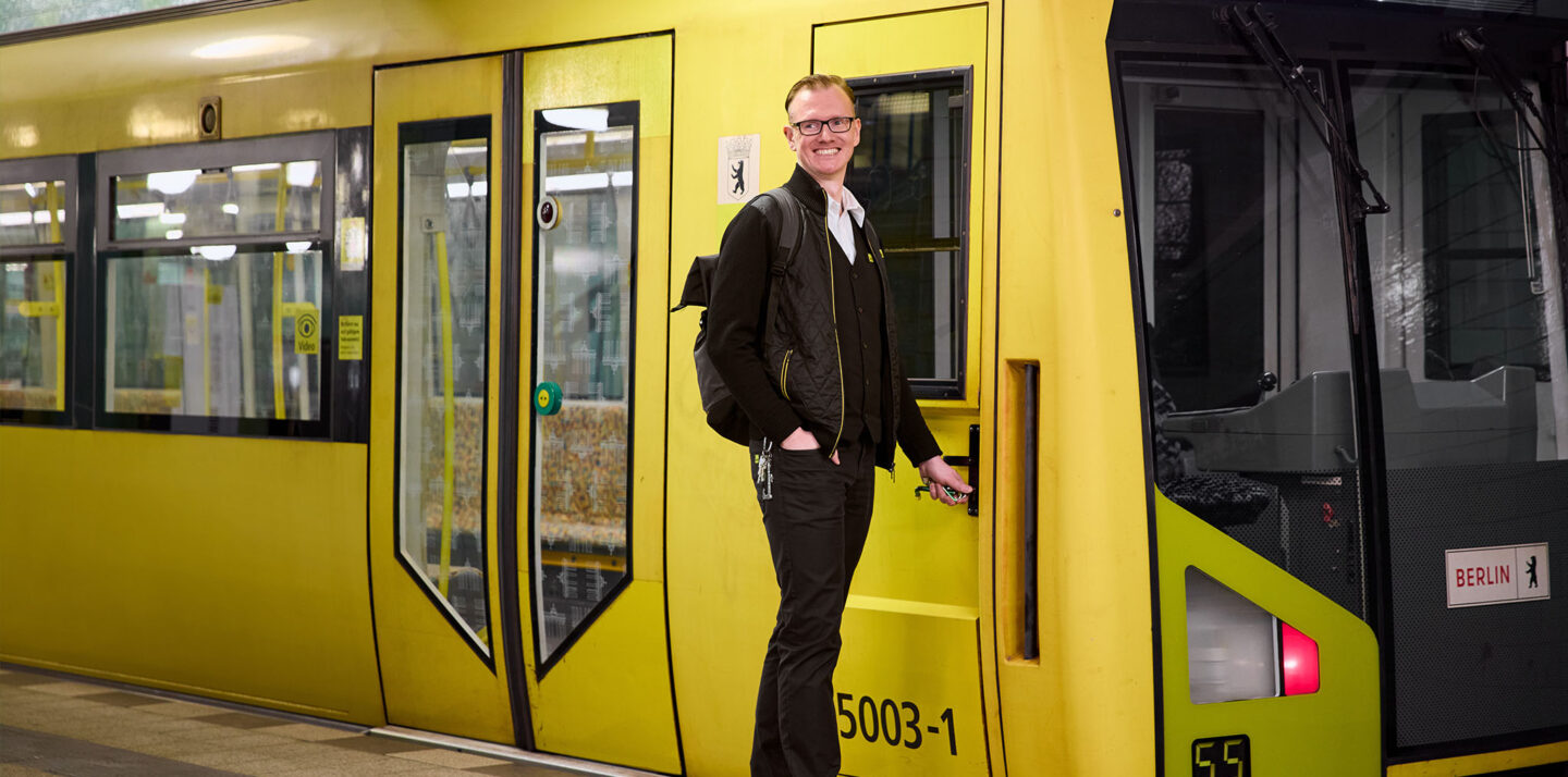 U-Bahnfahrer steht vor U-Bahn