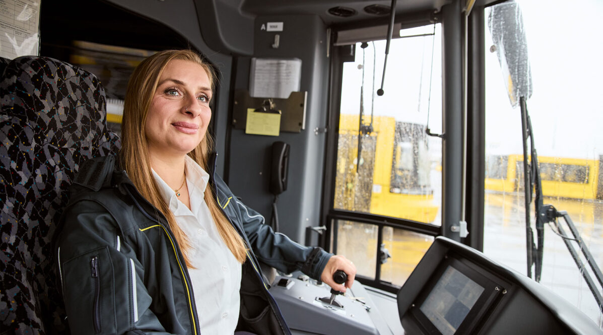 Tramfahrerin sitzt im Fahrerstand