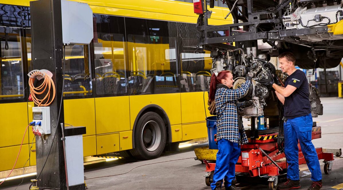 Zwei Mitarbeitende Technik & Handwerk arbeiten an einem Motor