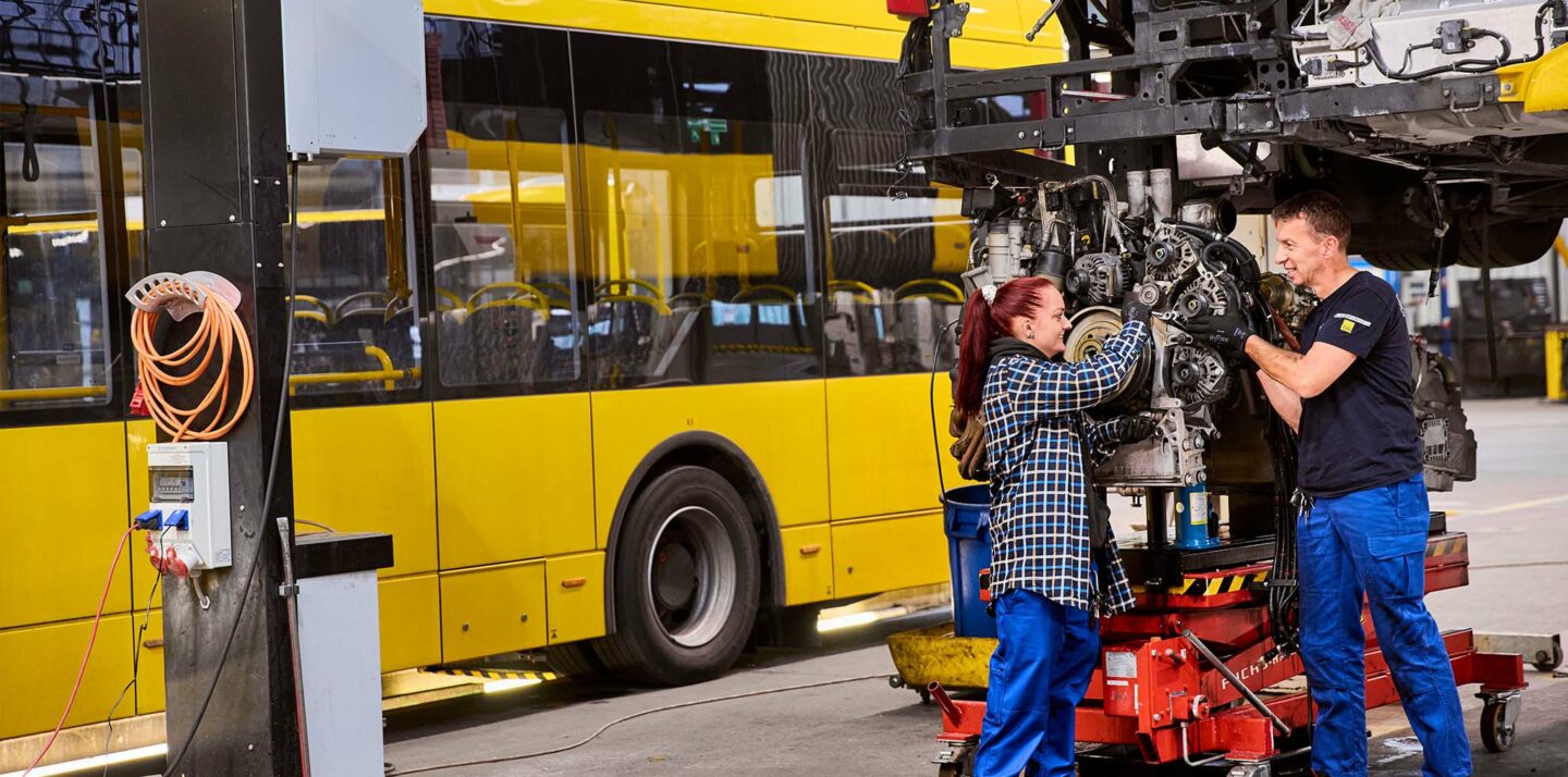 Zwei Mitarbeitende Technik & Handwerk arbeiten an einem Motor